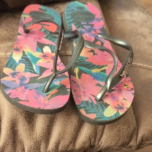 Havaianas Floral Flip Flops - Black and Pink - Picture 1 of 3